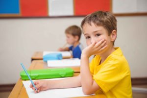 Niño en clase