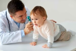 Doctor examinando a niño