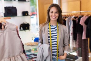 Chica en tienda de moda