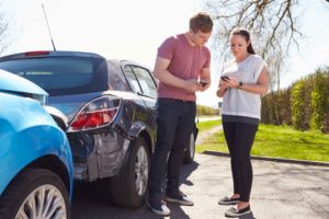 Dos personas cubriendo parte de accidentes de tráfico