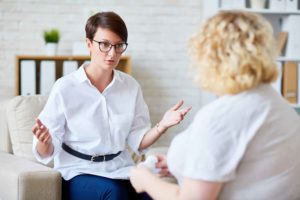 Chica charlando con mujer en consulta psiquiátrica