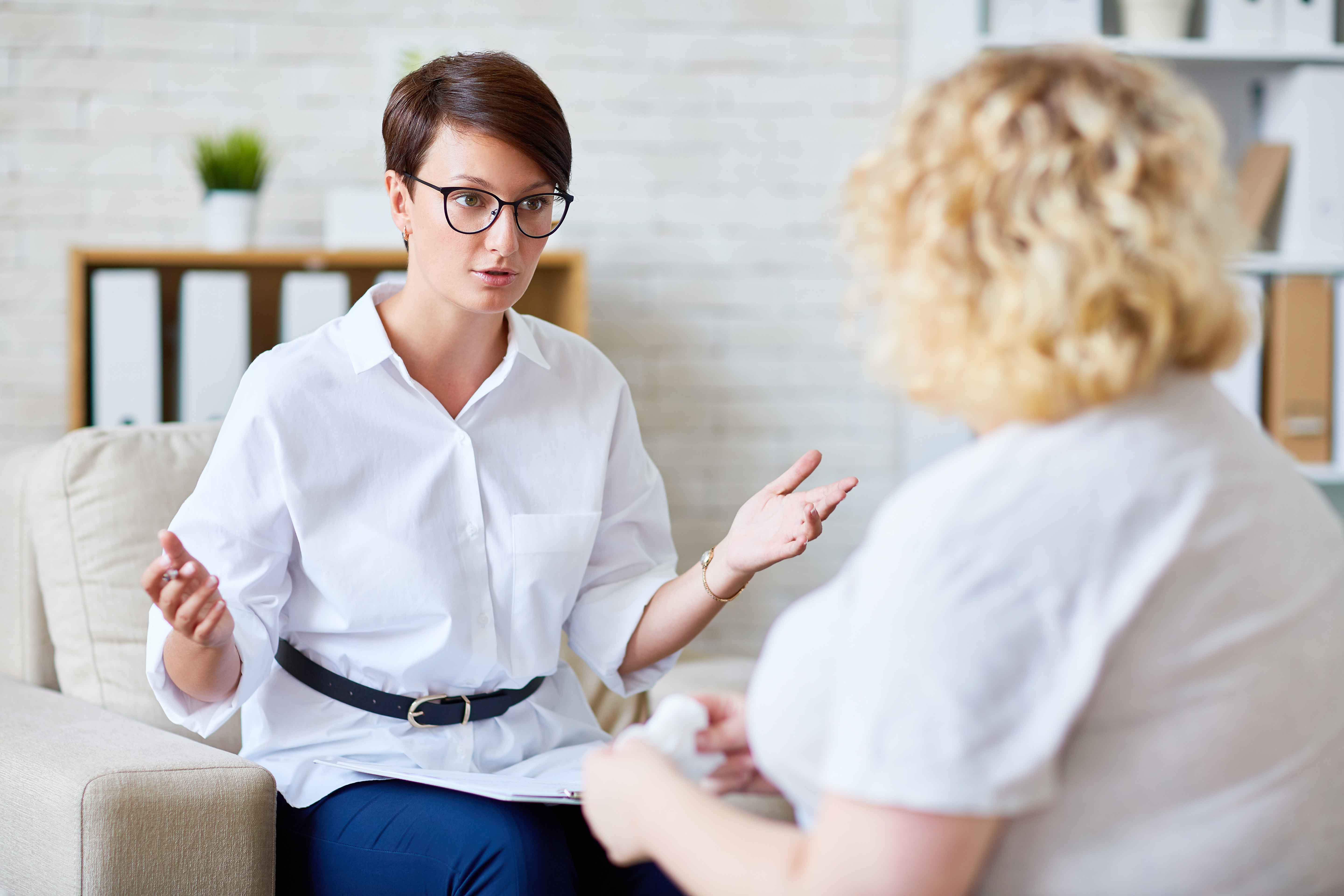 Chica charlando con mujer en consulta psiquiátrica