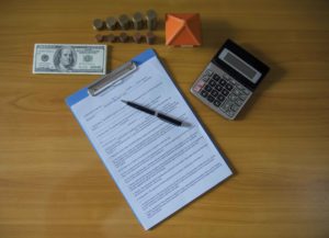 Contrato de imagen sobre mesa con dinero y calculadora