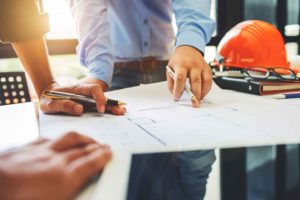 Planos sobre mesa