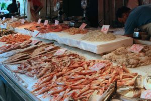 Mostrador de pescadería con productos