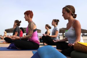 Mujeres practicando pilates al aire libre