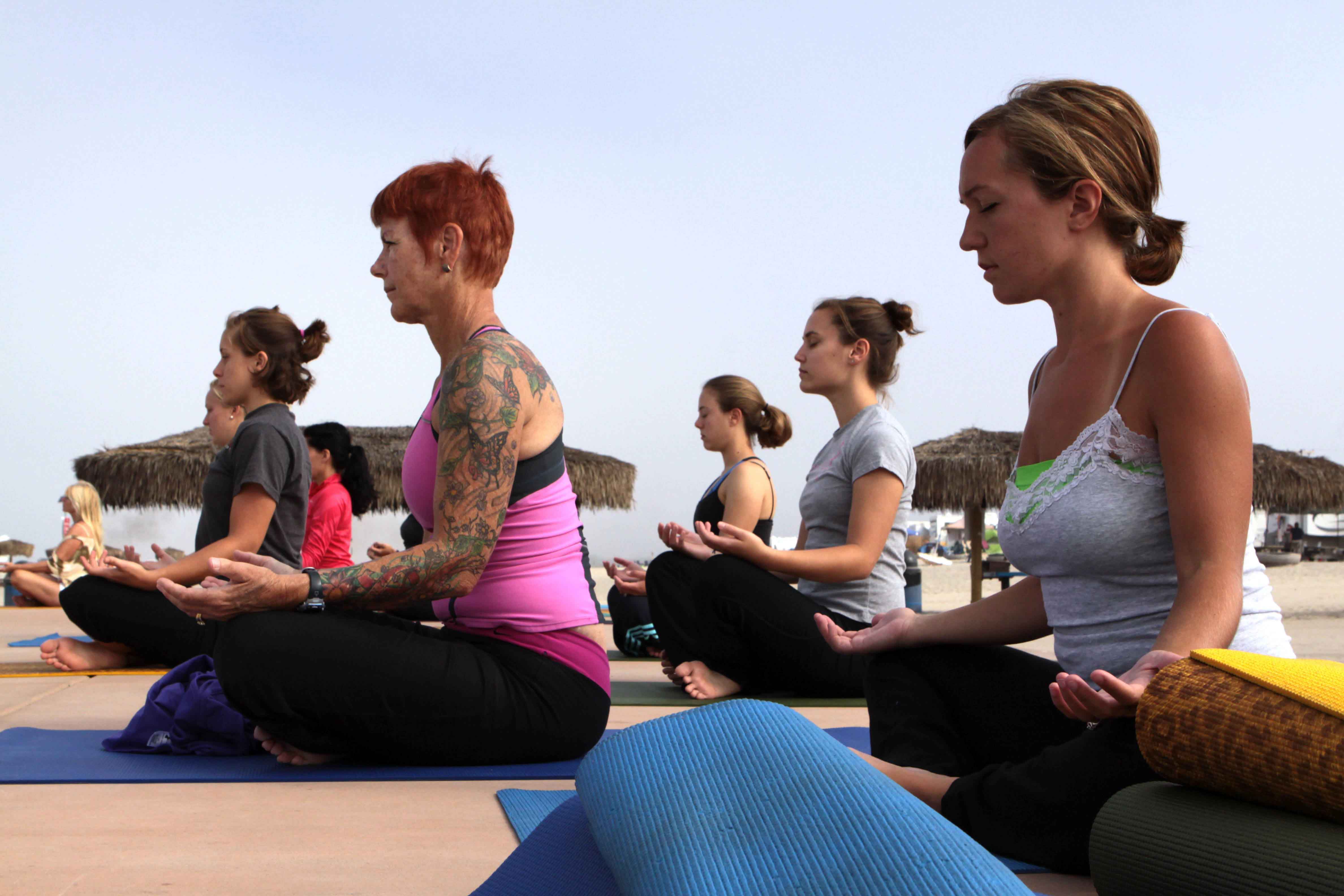 Mujeres practicando pilates al aire libre