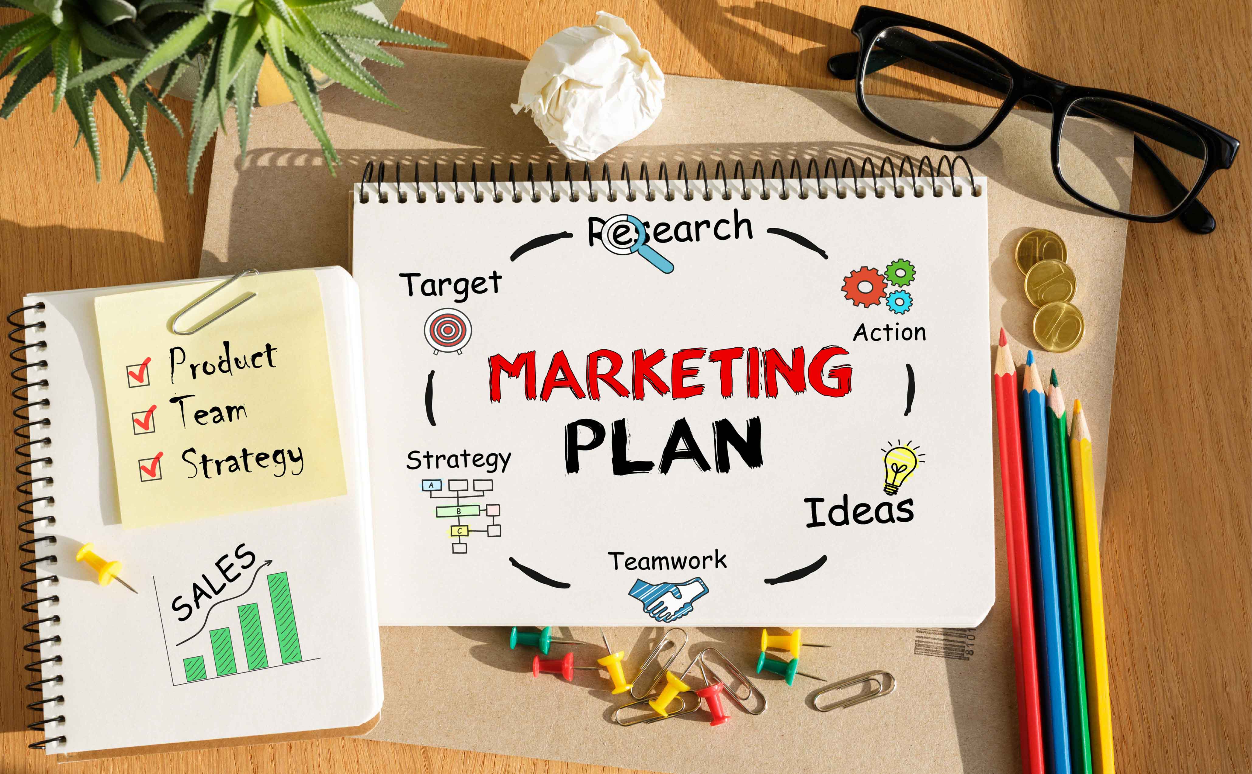 Libreta con fases de un plan de marketing