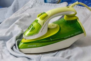 Plancha verde sobre ropa blanca