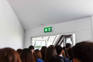Gente siendo evacuada por salida de emergencia