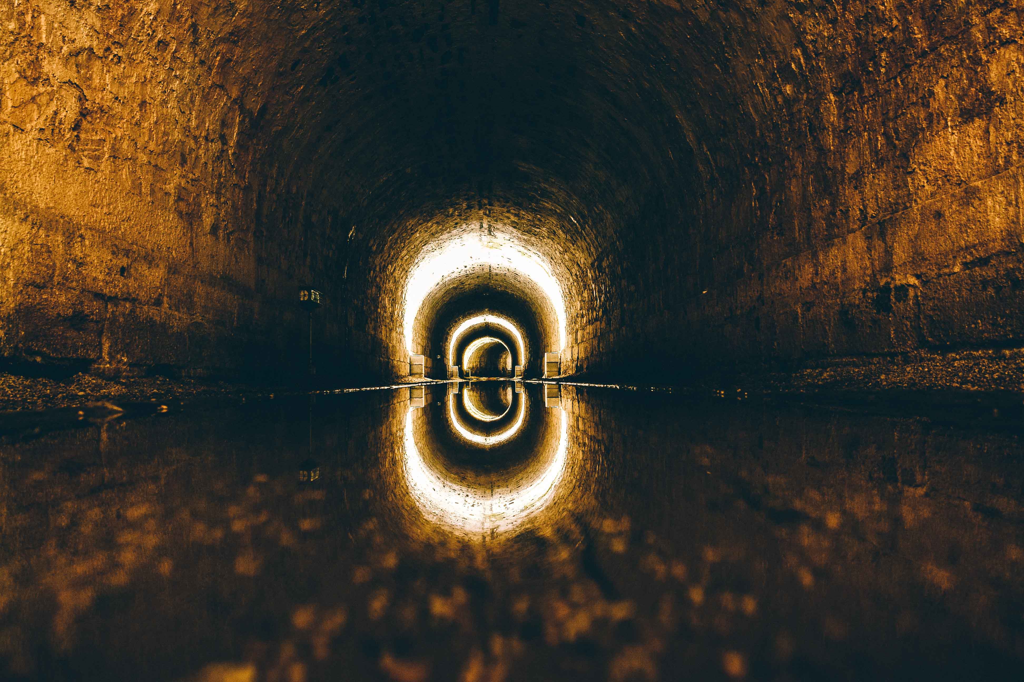 Imagen de túnel de alcantarillado