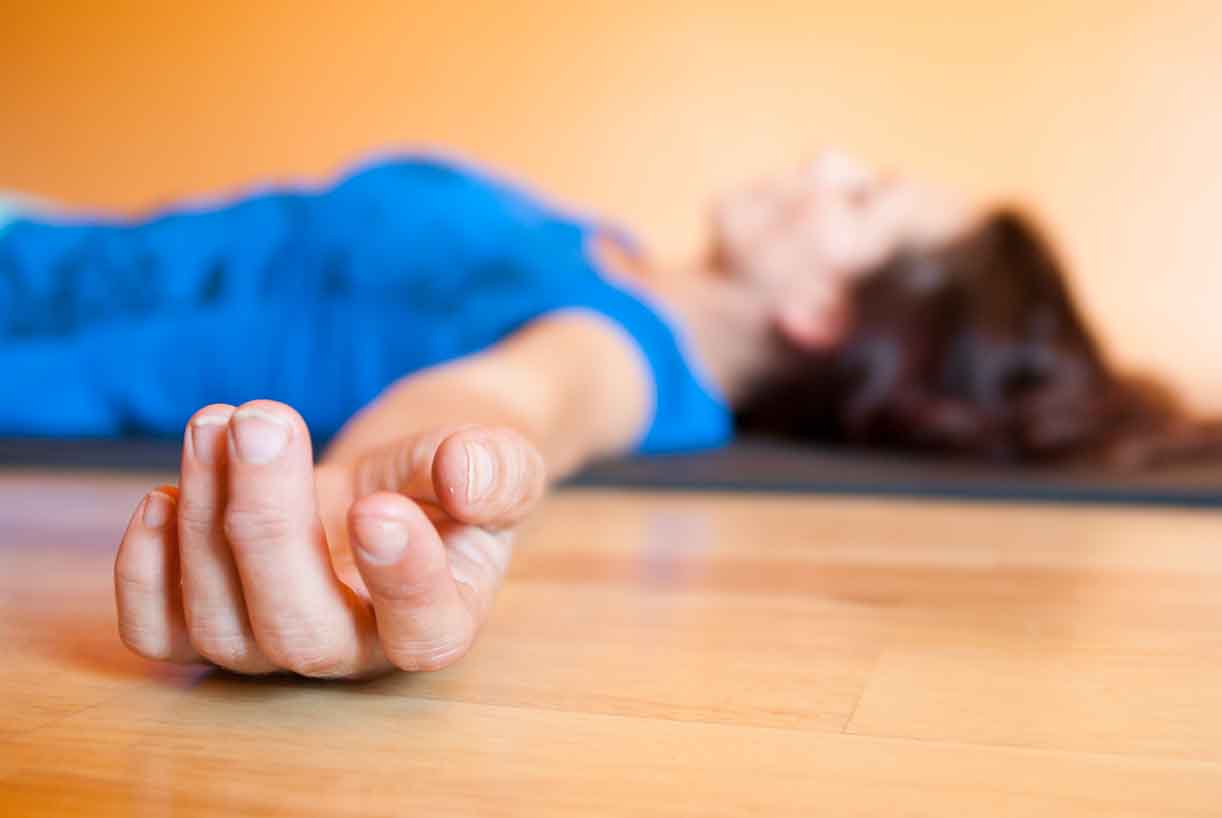 chica tumbada en el suelo haciendo ejercicios de respiración