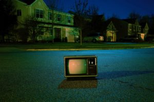 Televisión en medio de un camino