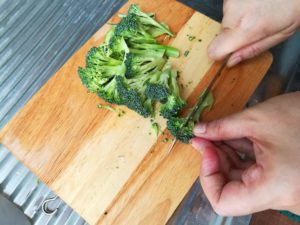 Chica cortando brócoli