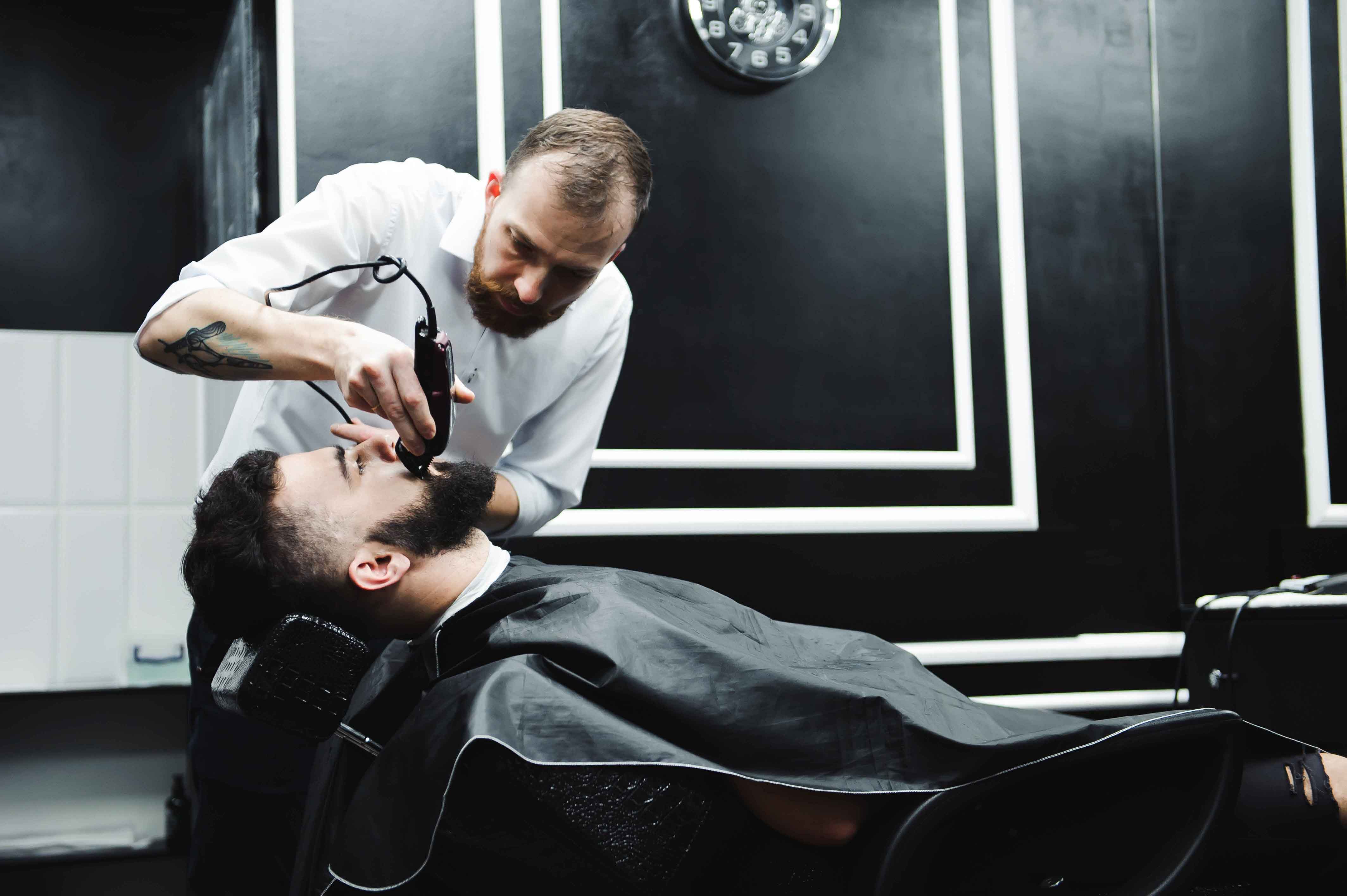 Barbero atendiendo a un cliente
