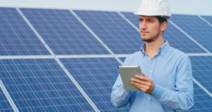 Técnico delante de placa solar