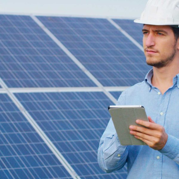 Técnico delante de placa solar