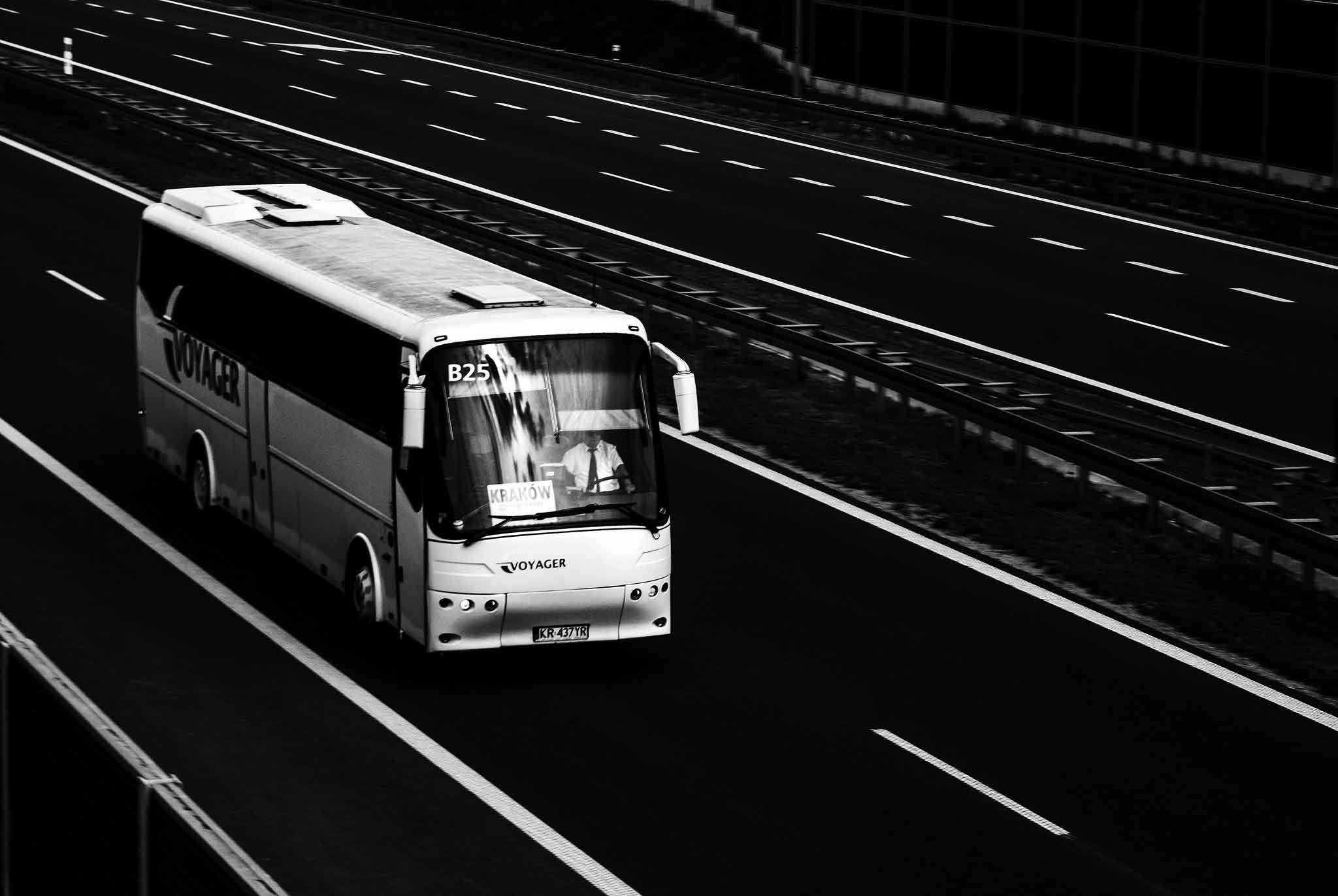 Autobus en blanco y negro circulando por autopista