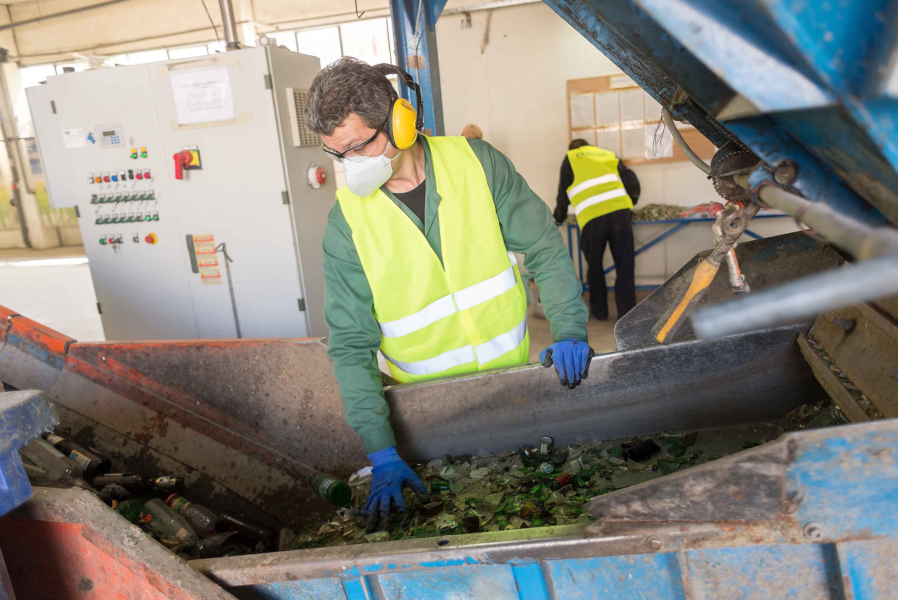 Hombre trabajando en planta de reciclaje