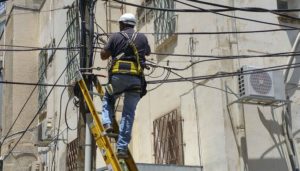 Trabajador en poste eléctrico