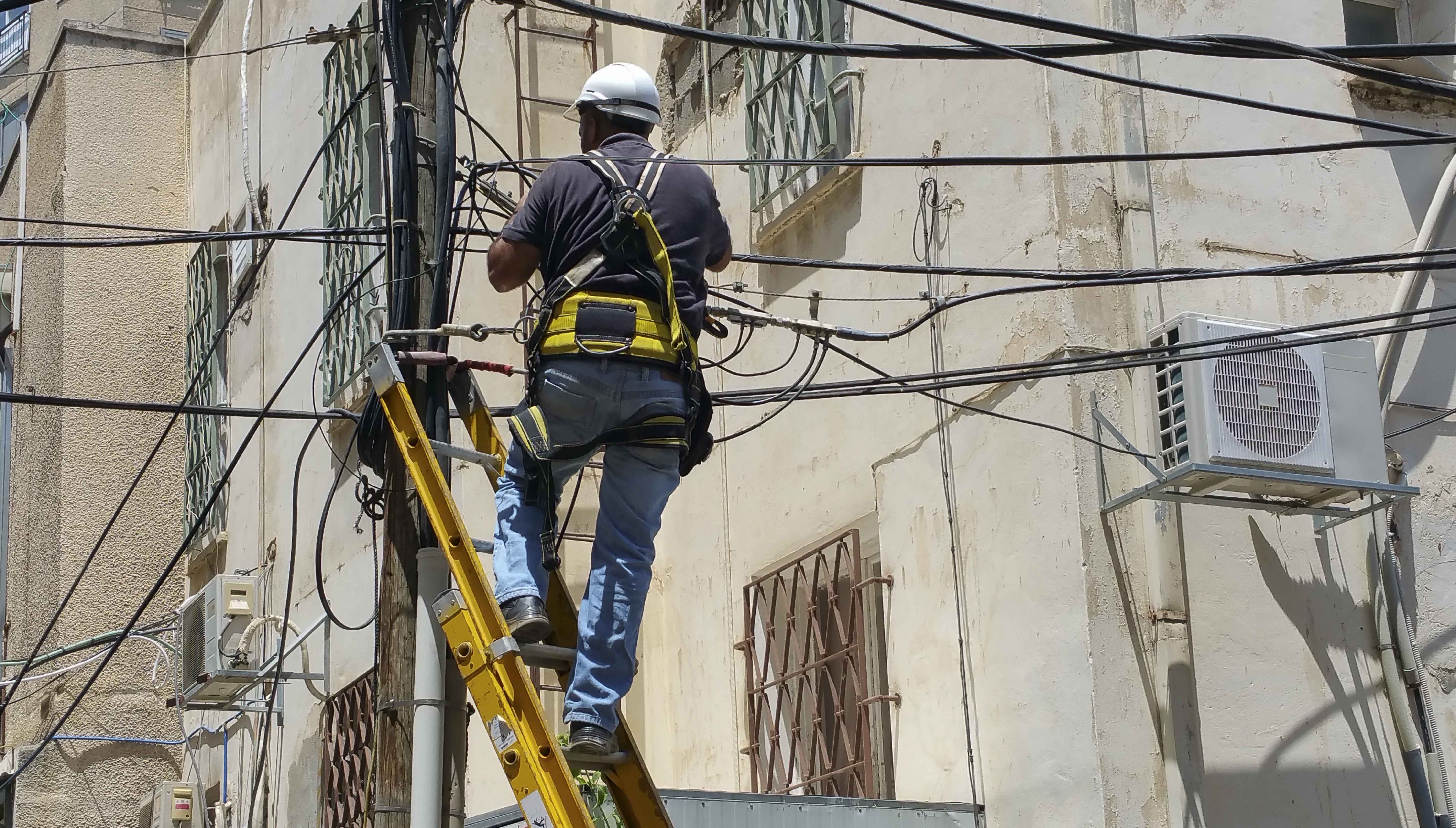 Trabajador en poste eléctrico