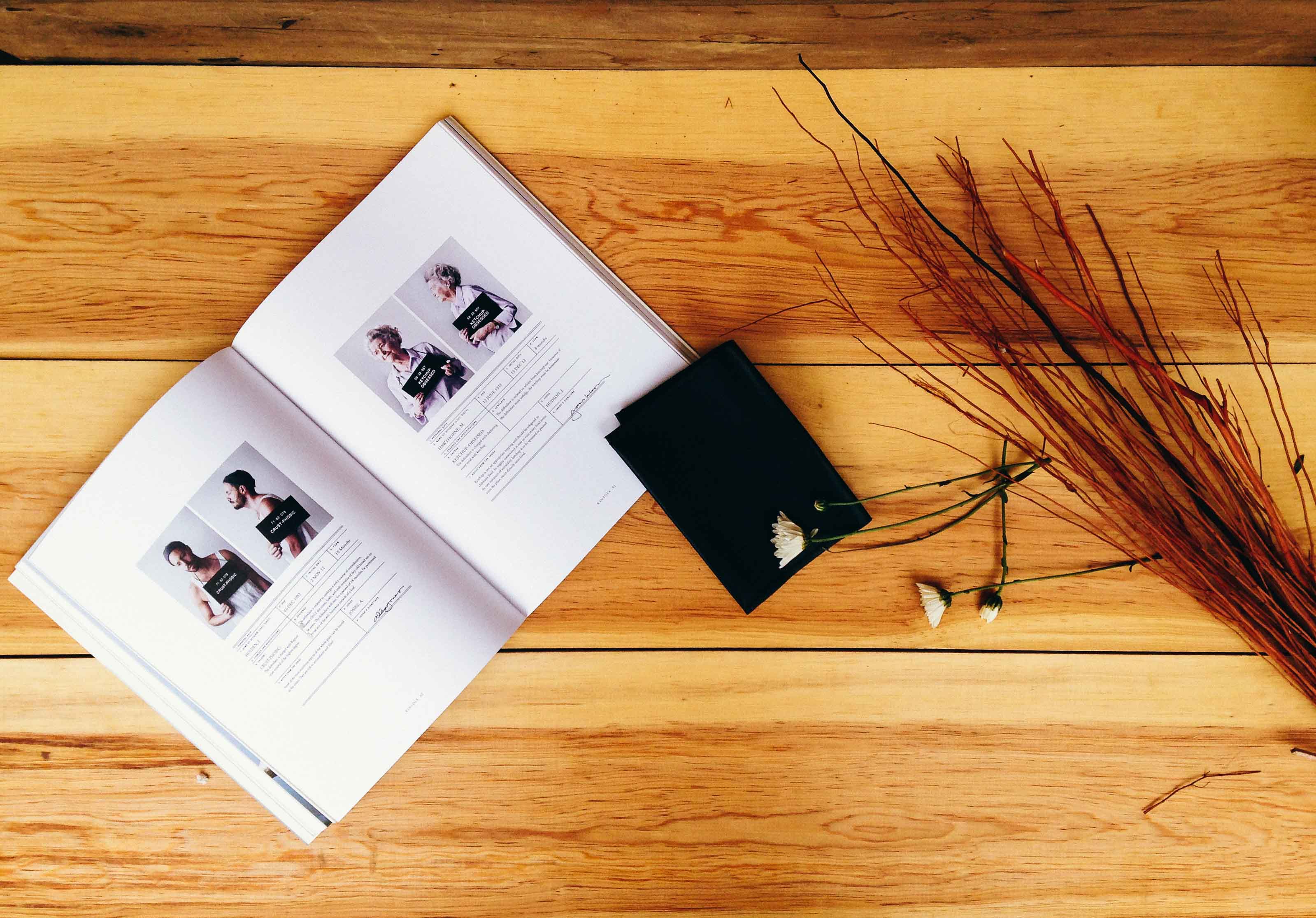 Revista de fotografía abierta sobre mesa