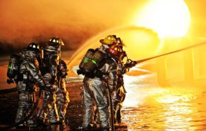 Bomberos apagando incendio