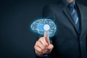 Hombre tocando holograma de un cerebro