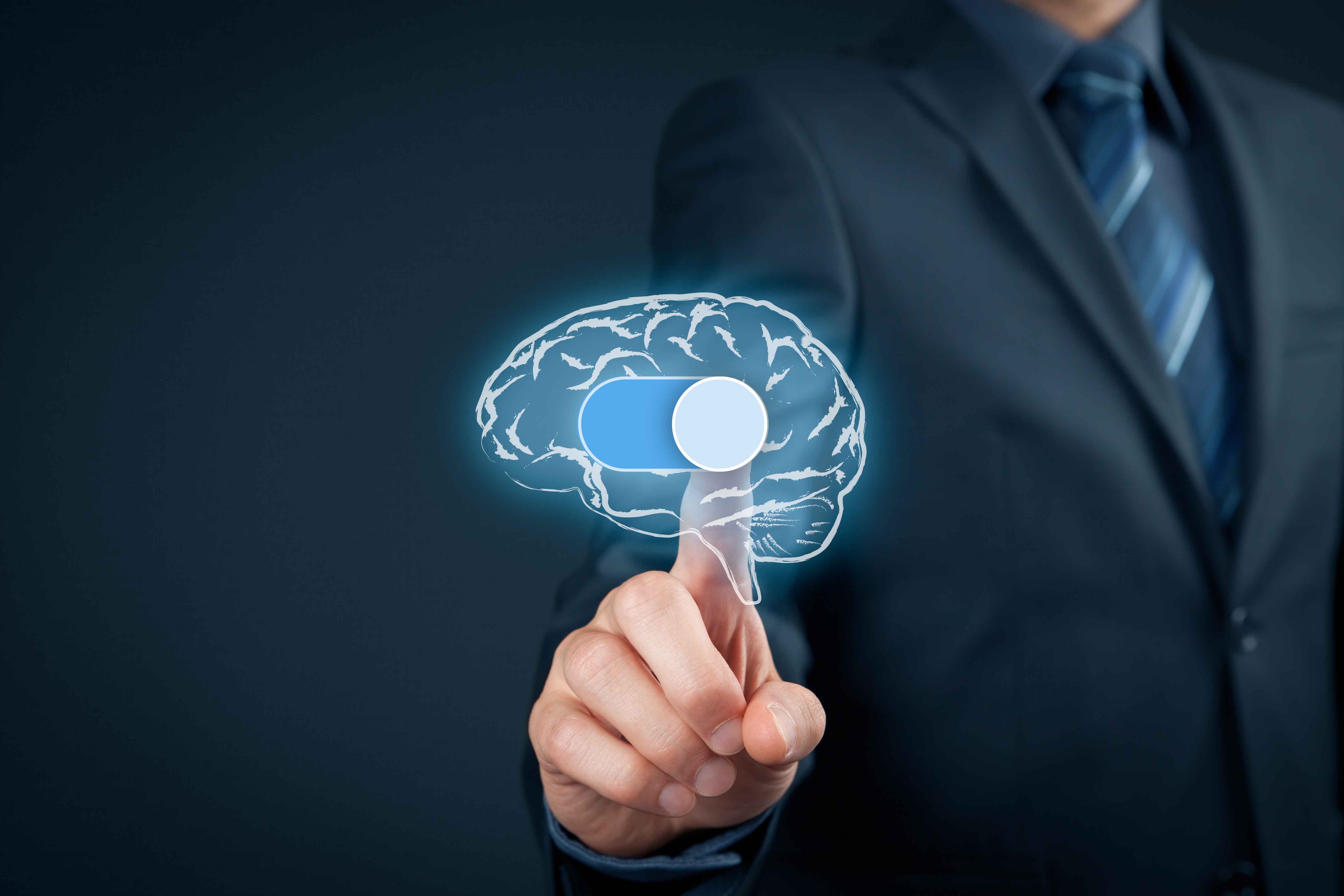 Hombre tocando holograma de un cerebro