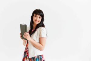 Chica con libreta para tomar notas