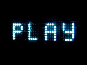 Palabra "play" con luces led
