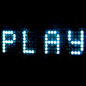 Palabra "play" con luces led