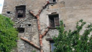 Fachada de casa con tuberías