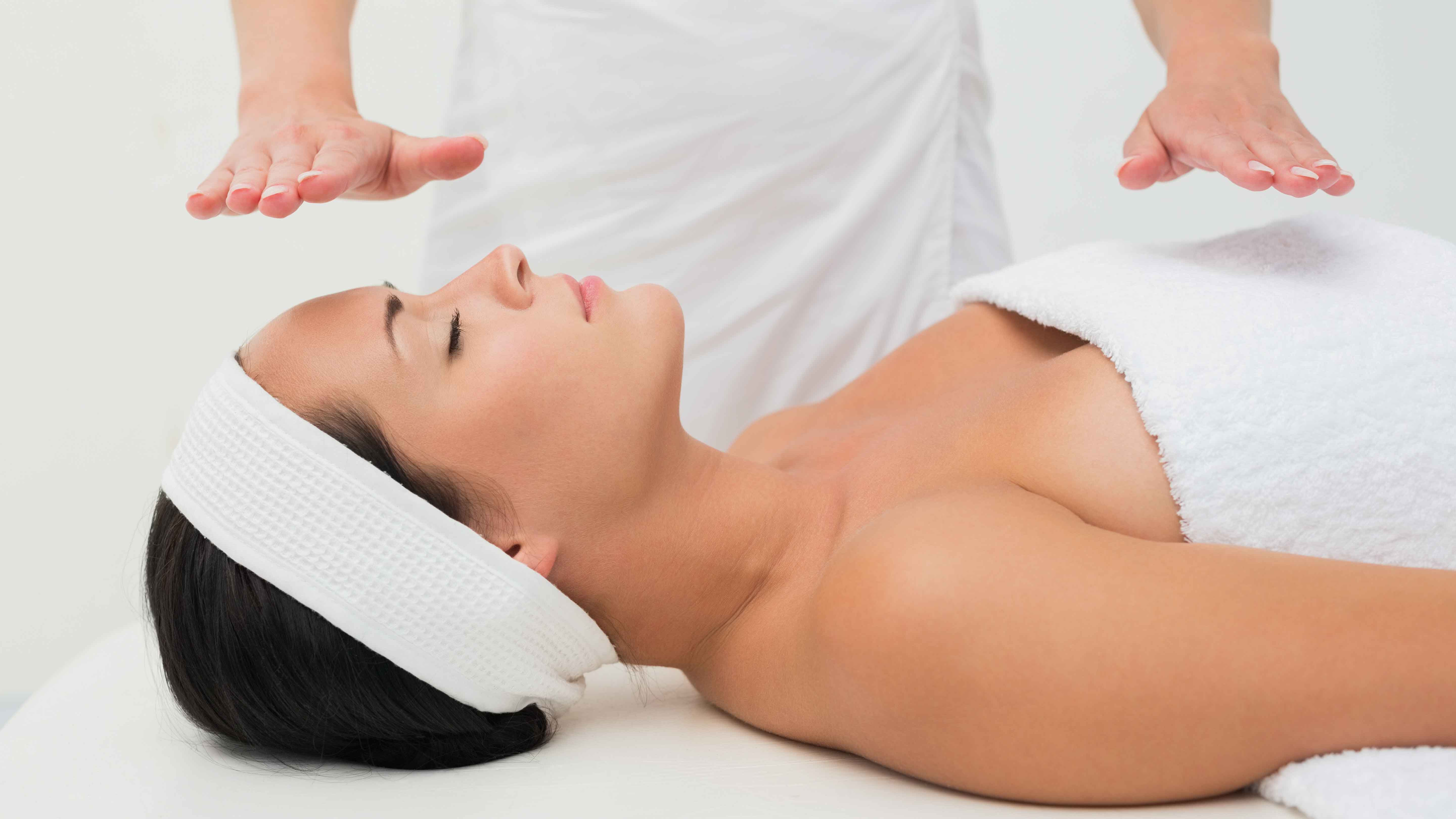 Chica recibiendo terapia reiki