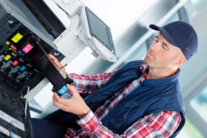 Técnico reparando impresora