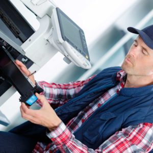 Técnico reparando impresora
