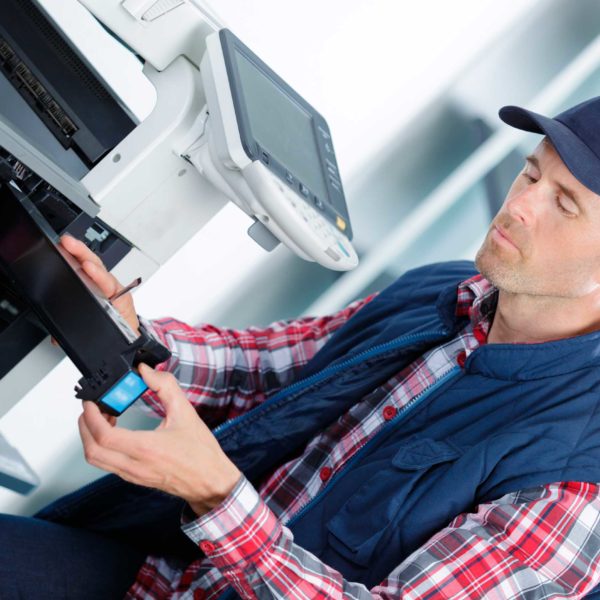 Técnico reparando impresora