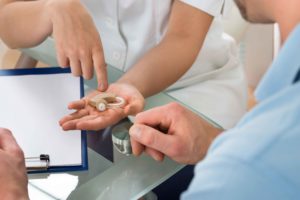 Doctor enseñando prótesis a paciente