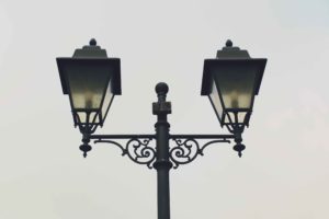 Poste de tres farolas
