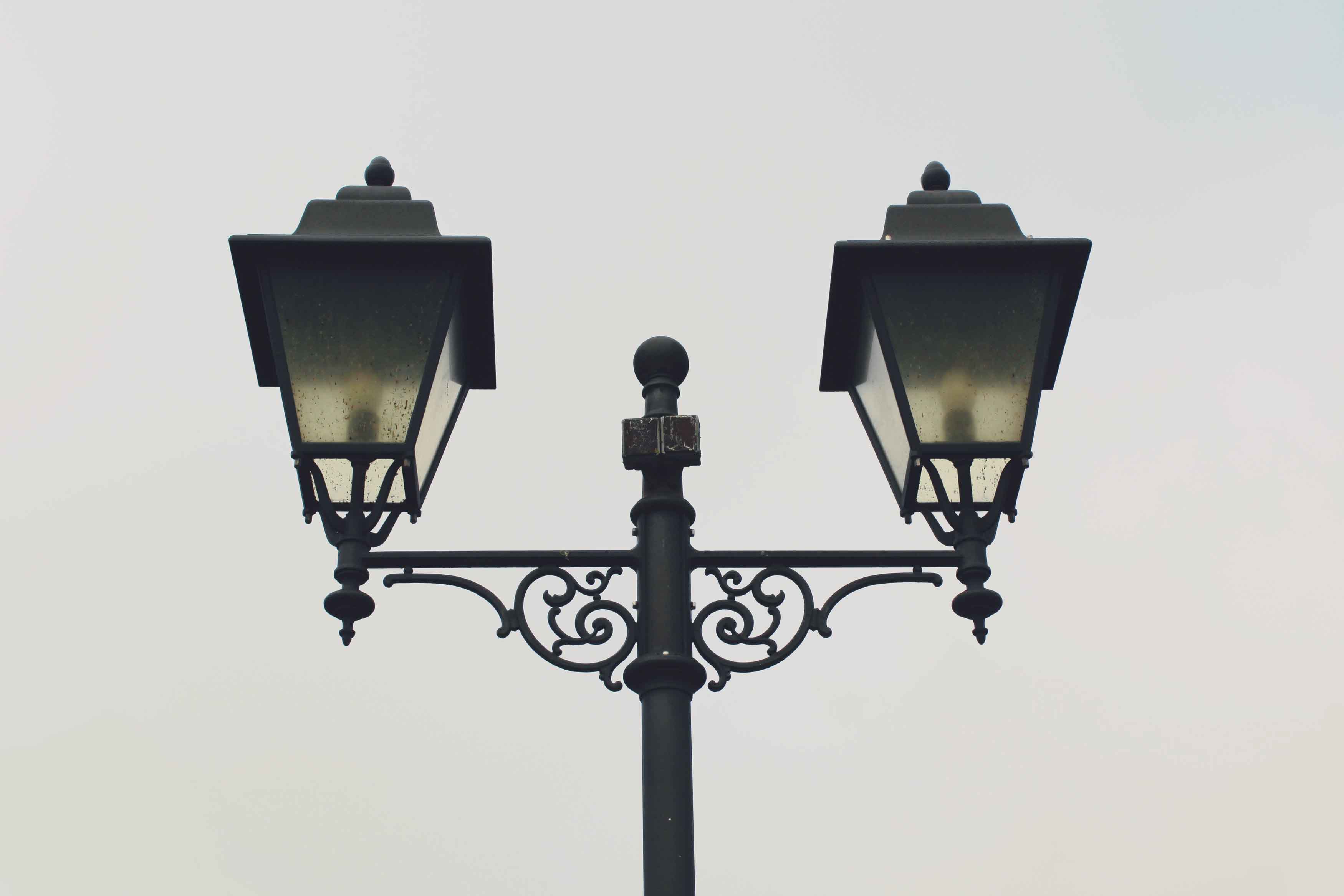 Poste de tres farolas