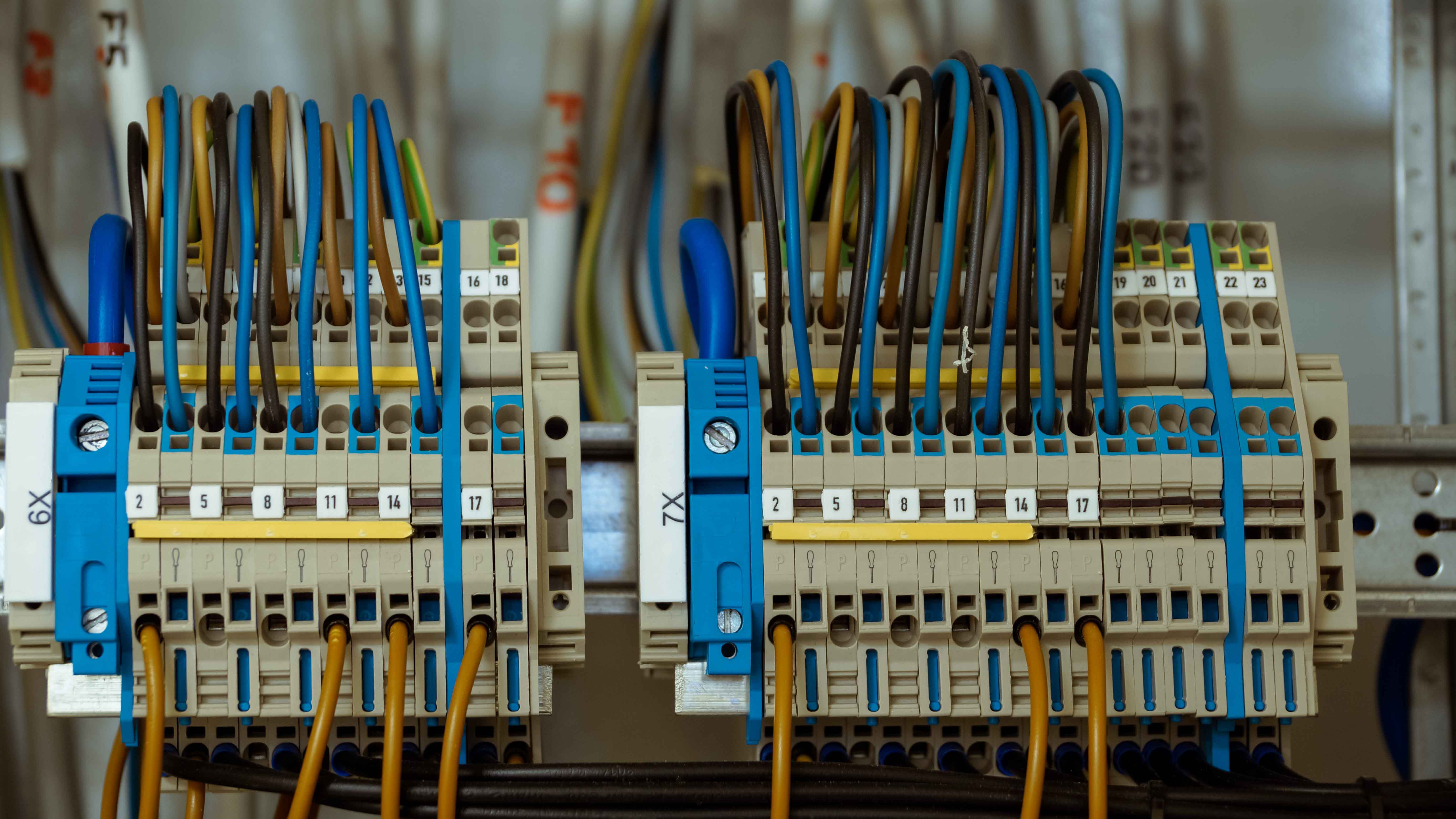 Cables en minicentral eléctrica