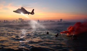 Helicóptero de rescate sobre mar