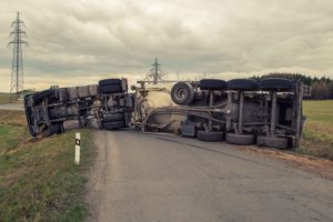 Camión volcado en medio de la carretera