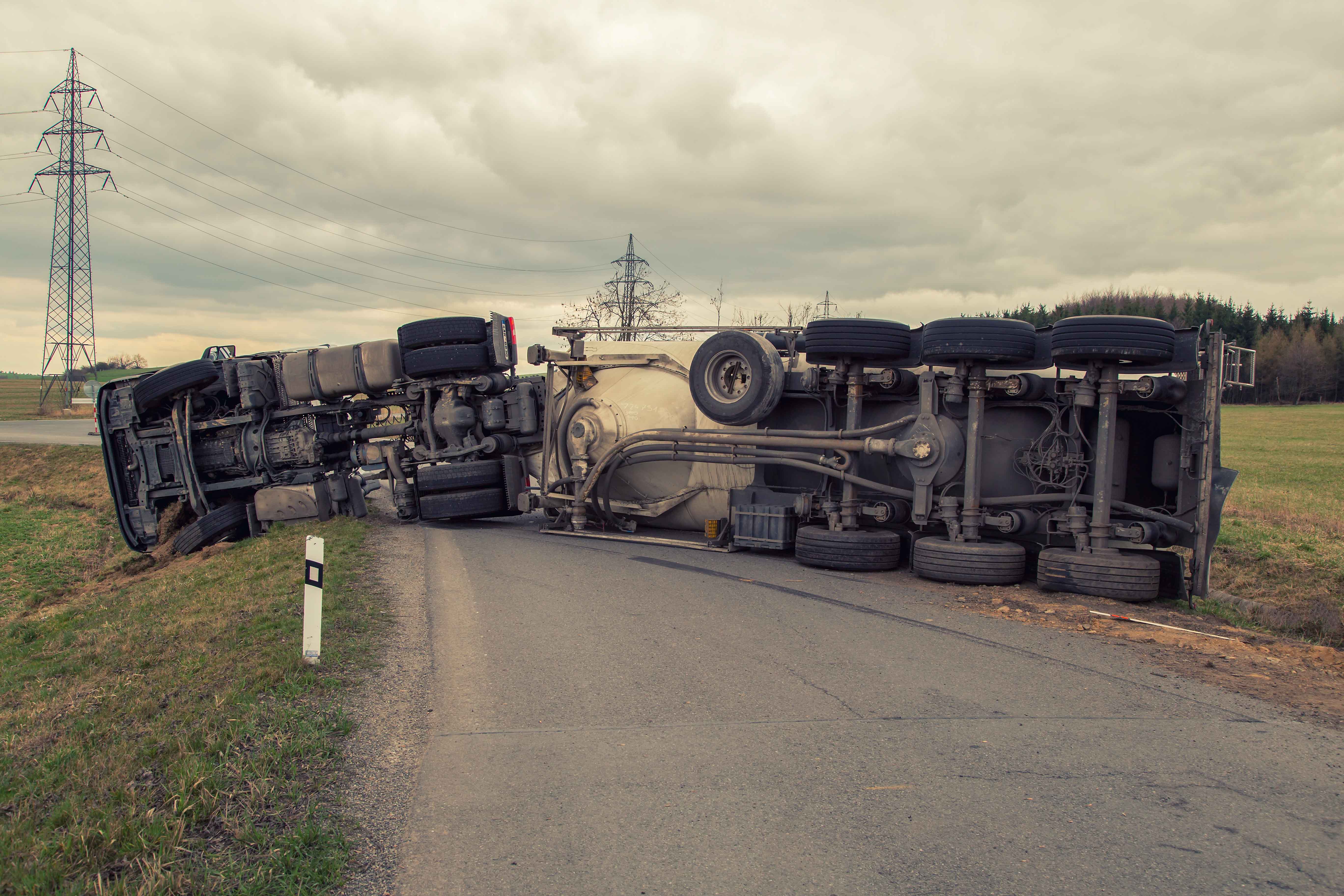 Camión volcado en medio de la carretera