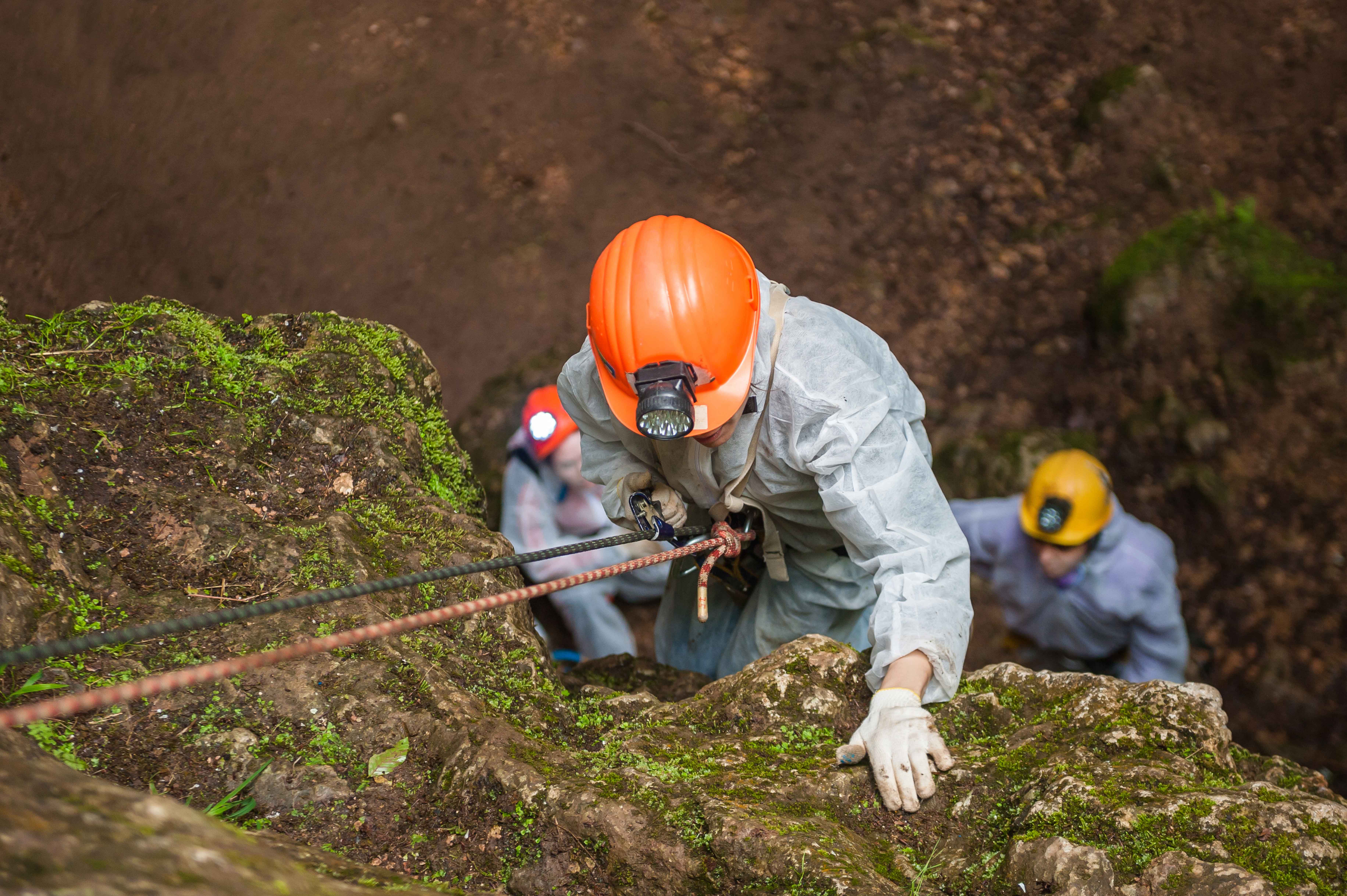 Rescatador descendiendo por barranco con arnés