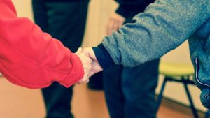 Dos ancianos cogidos de la mano