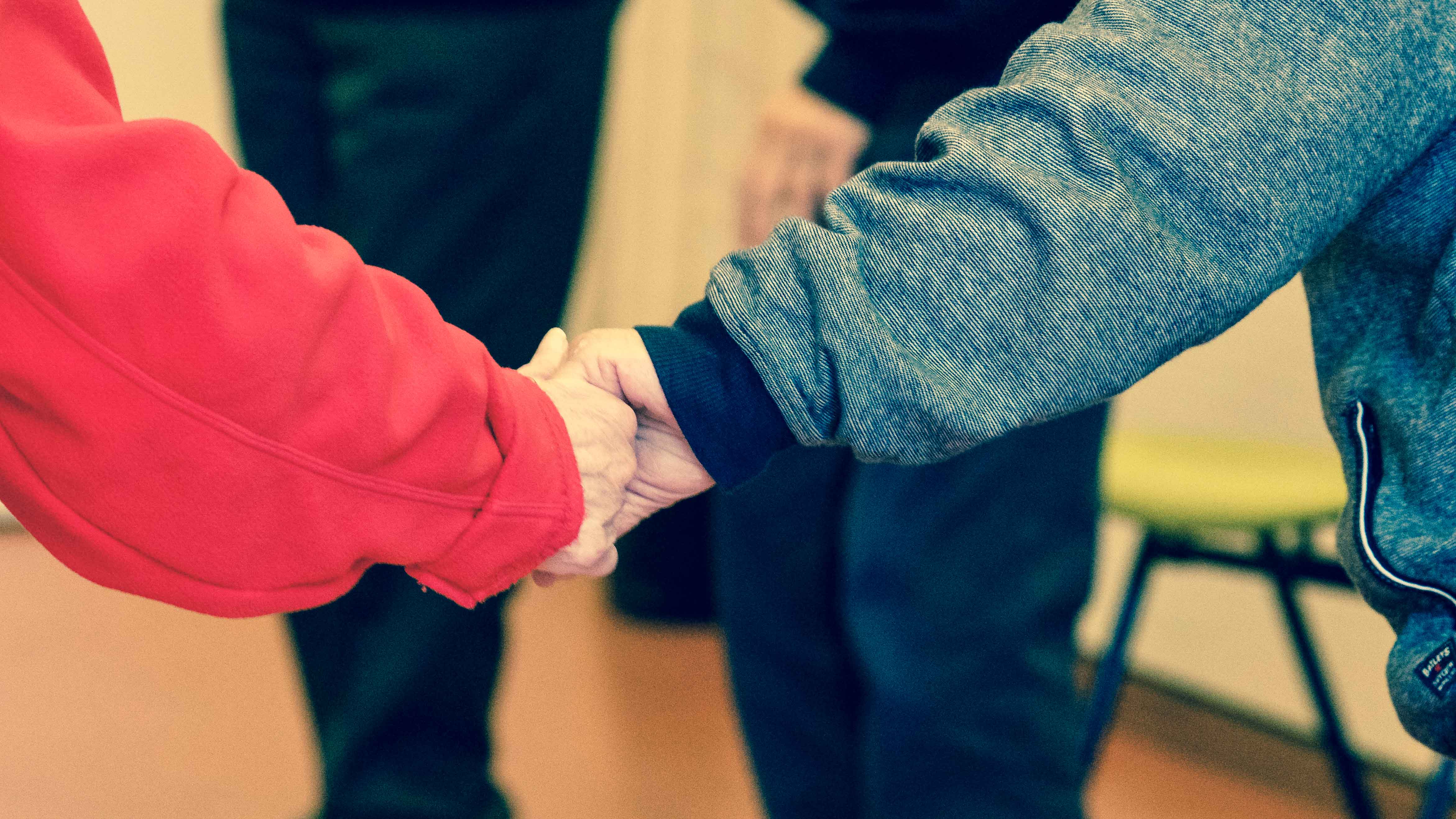 Dos ancianos cogidos de la mano