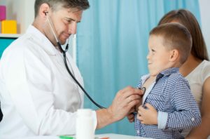 médico atendiendo a niño