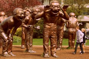 esculturas sonrientes en un parque