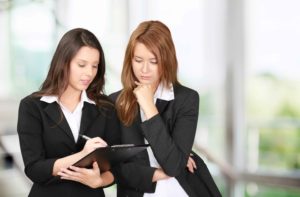 Dos chicas consultando lista de candidatos a trabajo